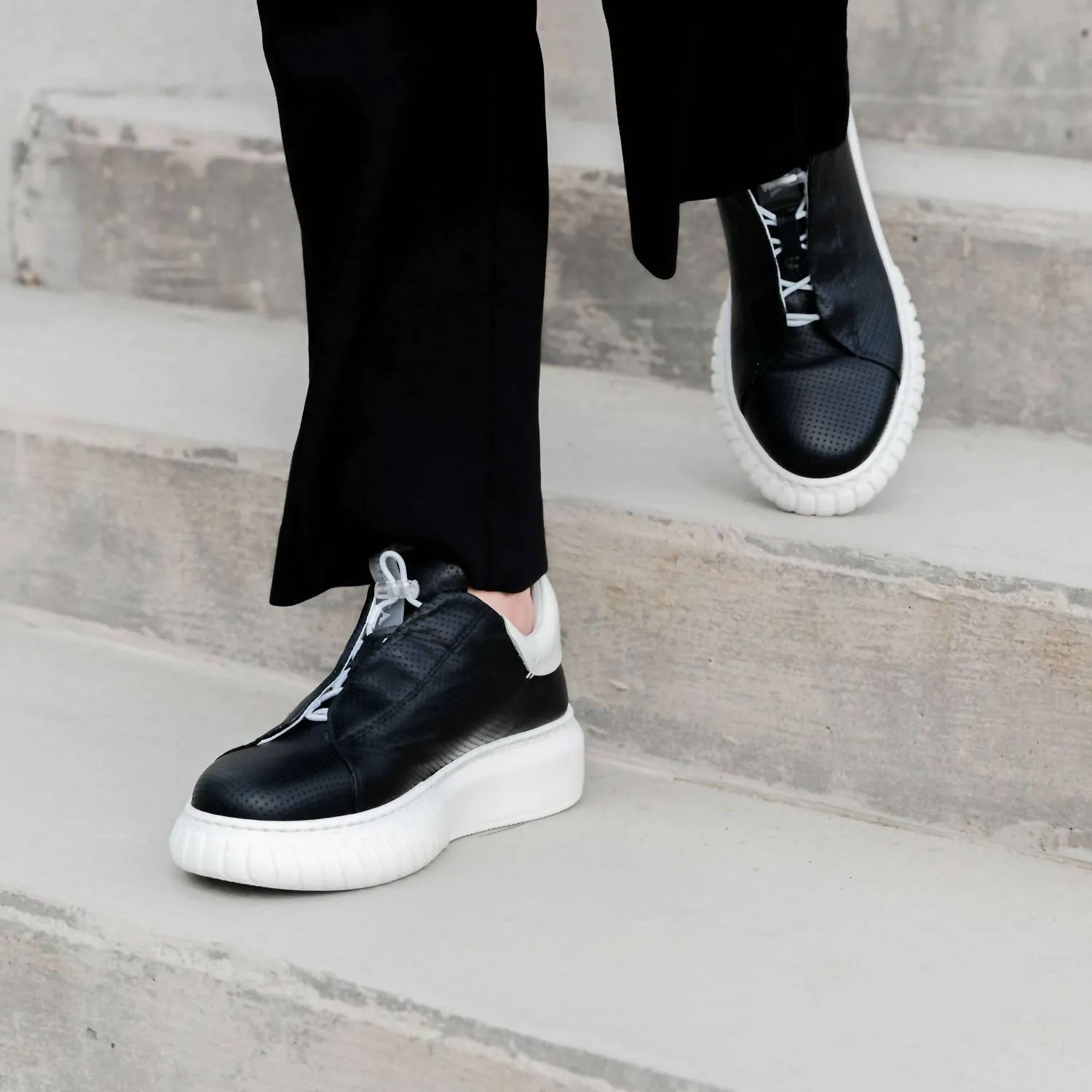Women's Libi Sneaker In Black/white