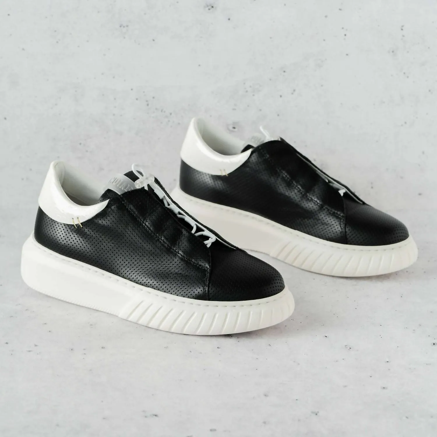 Women's Libi Sneaker In Black/white